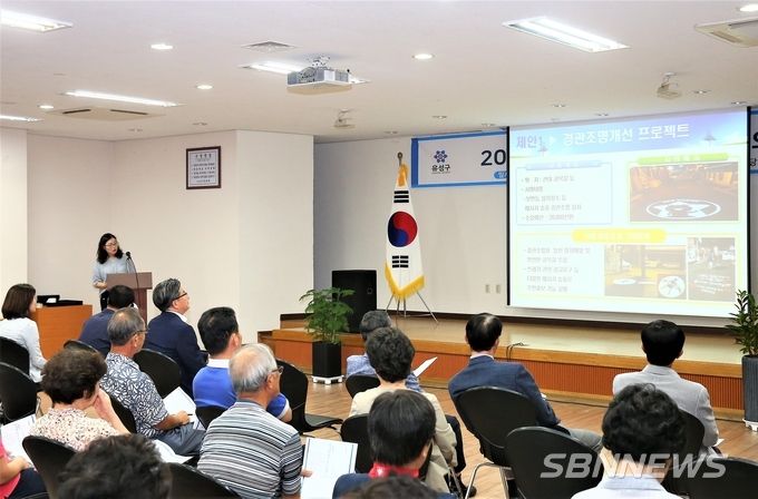 지난해 9월 5일 노은1동 행정복지센터에서 열린 주민참여예산제 동 주민회의에서 주민이 제안사업을 발표하는 모습