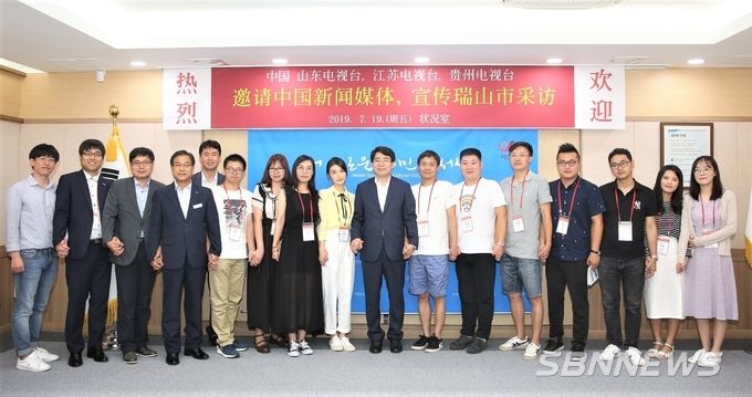 맹정호 서산시장이 중국TV 방송사와 인터뷰 하고 있다.