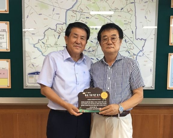 왼쪽부터 김재현 후원회장, 정한웅 대표