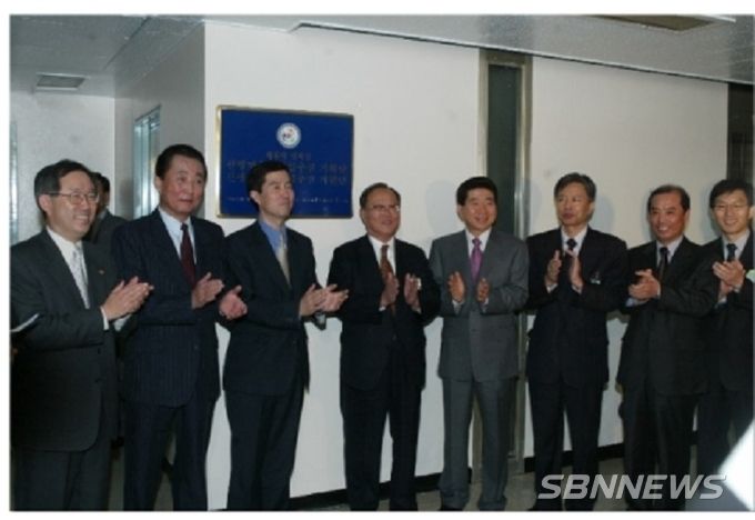 신행정수도건설추진기획단과 신행정수도건설추진지원단이 출범한 후, 신행정수도 사업 추진에 대한 기본방향을 설치하고, 입지 선정을 위한 현지 조사 등 각종 준비 작업에 들어갔다. 신행정수도 건설을 위한 가장 핵심적인 업무로「신행정수도건설을 위한 특별조치법」(이하「신행정수도건설 특별법」)의 제정을 추진하여, 신행정수도 건설을 위한 본격적인 행보를 시작하는 것이었다.