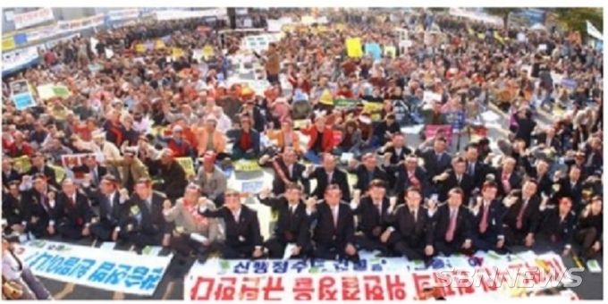 2002년 당시 노무현 민주당 대통령 후보가 신행정수도 건설을 공약한 지 5년, 길게는 지난 1977년 박정희 대통령이 행정수도 이전을 거론한 지 무려 30년 만의 일이다. 참으로 우여2004년 10월 헌재의 신행정수도 건설 위헌 결정이 내려진 뒤 충청권주민들의 분노[사진= 신수용 대기자 보관