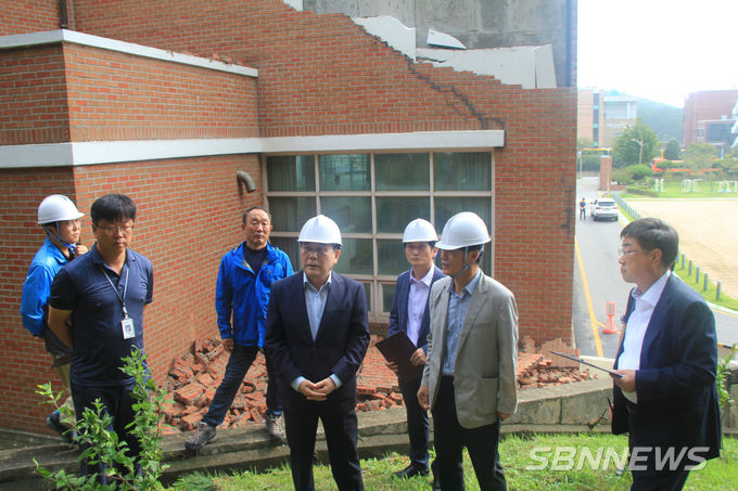 피해현장을 둘러보는 김지철 충남교육감