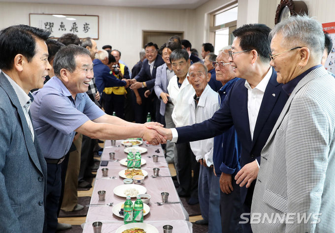12일 충남 당진시 정미면 사관리 경로당을 방문한 양승조 지사가 주민들과 인사하고 있다. (사진=충남도청 제공)