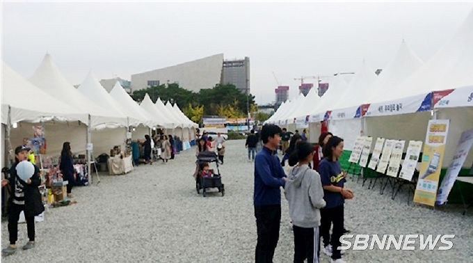 세종의 대표축제로 올해 제 7회를 맞은 호수공원 2주자창에서 열린 여민락행사장에서 행사부스 대행위탁업체가 대다수 부스에서 사용료명목으로 45만~60만원씩 받아간 것으로 확인,파문이 일고 있다.