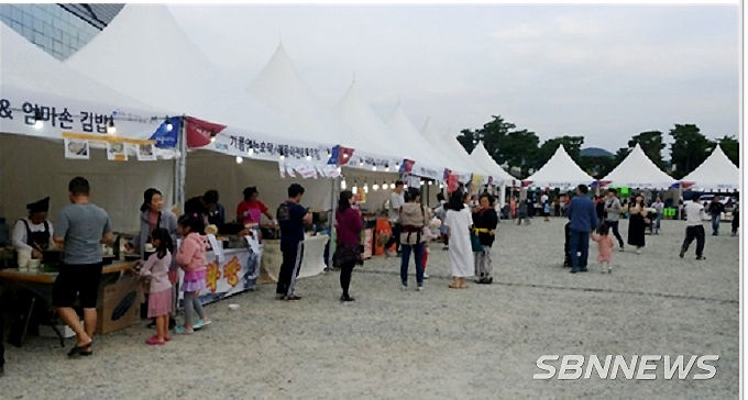 세종의 대표축제로 올해 제 7회를 맞은 호수공원 2주자창에서 열린 여민락행사장에서 행사부스 대행위탁업체가 대다수 부스에서 사용료명목으로 45만~60만원씩 받아간 것으로 확인,파문이 일고 있다.