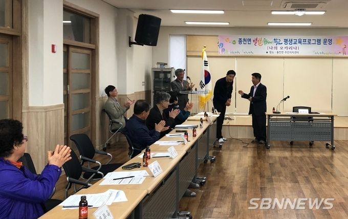 주민자치위가 선물을 전하는 모습