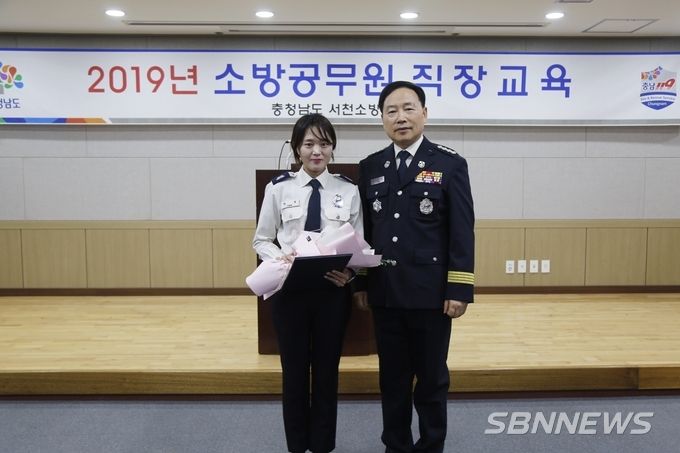 사진 왼쪽, 박별 소방관
