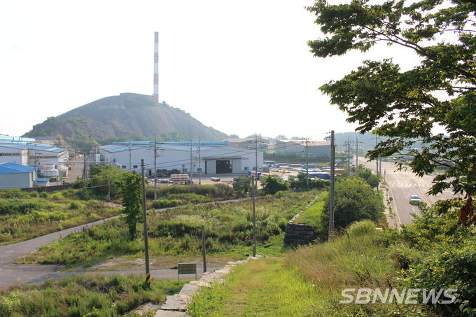 長項 長巖鎭城에서 바라본 제련소 굴뚝
