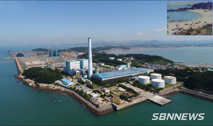 동백정해수욕장 위에 지어진 구)서천화력. 왼쪽 사선으로 신서천화력 짓는 모습이 보인다.