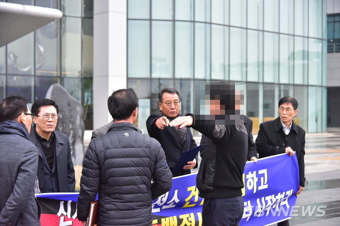 항의문 낭독에 앞서 대책위원회와 중부발전 측의 마찰이 있었다. (sbn뉴스 DB)