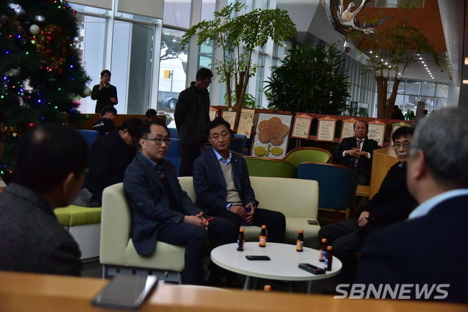 방문단의 이야기를 듣고 있는 중부발전 측 (sbn뉴스 DB)