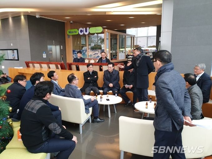 로비에서 이뤄진 협의. (sbn뉴스 DB)