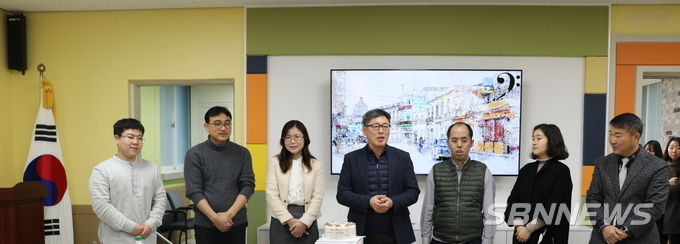 사진 가운데, 정태모 교육장