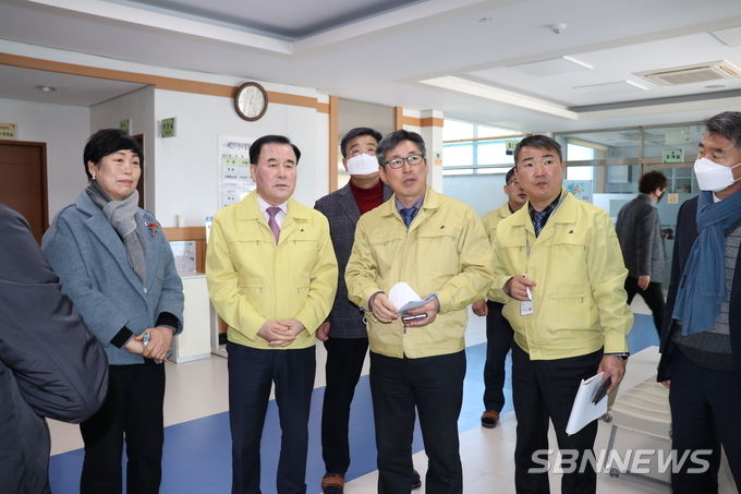 왼쪽에서 두 번째, 김지철 충남교육감