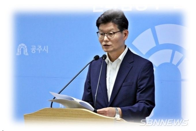 김정섭 공주시장이 정례브리핑을 갖는 장면[사진=송승화 블로그 켑처