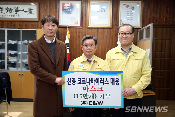 왼쪽부터 김형석 ㈜E&W 총괄본부장, 노박래 서천군수, 김재연 서천군보건소장