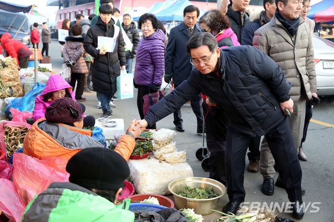 상인들과 인사를 나누는 노박래 서천군수