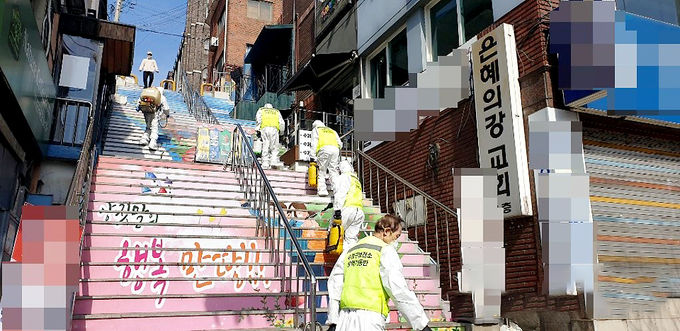 지난 15일 경기 성남시가 '코로나19' 추가 확진자가 나온 수정구 양지동 은혜의 강 교회 주변을 소독하고 있다. (사진=성남시청 제공)