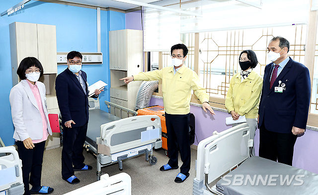 허태정 대전시장이 17일 코로나19 대응을 위한 감염병전담병원인 동구 하소동 대전시립 제2노인전문병원을 찾아 시설과 의료상황을 점검하고 있다. (사진=대전시청 제공)