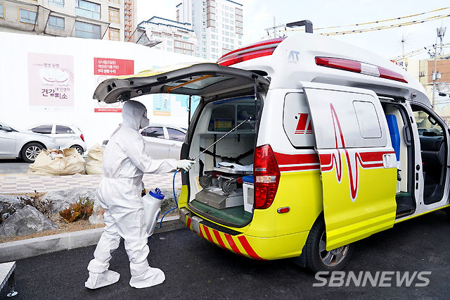 충남 보건당국이 코로나19 감염증 확산 저지를 위한 방역 소독을 하고 있다. (사진=sbn뉴스 DB)