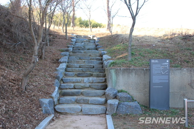 건지산성으로 오르는 입구