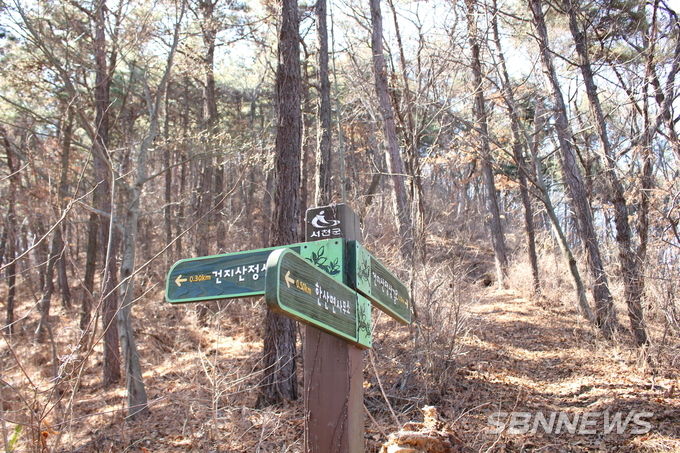 건지산성으로 오르는 길