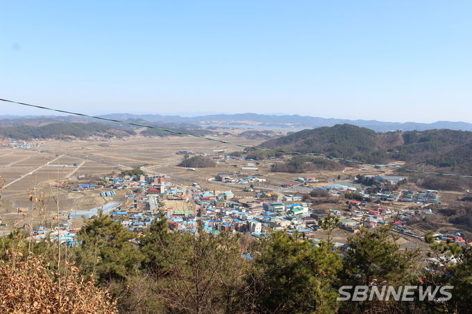 건지산정에서 바라본 한산면의 모습. 멀리 금강이 보인다.