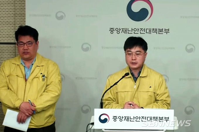 윤태호 중앙사고수습본부 방역총괄반장이 19일 정부세종청사에서 정례 브리핑을 하고 있다. (사진=중수본 제공)