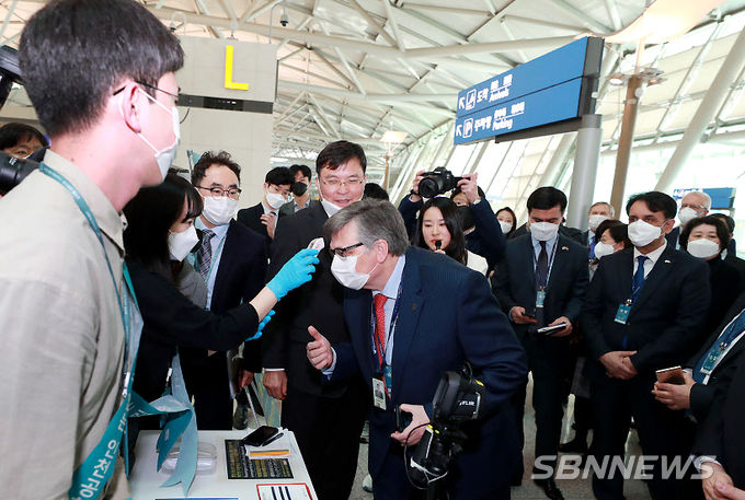주한 외교단이 코로나19에 대응하기 위해 운영되고 있는 인천국제공항 출입국 시스템을 체험하고 있다. (사진=인천국제공항공사 제공)