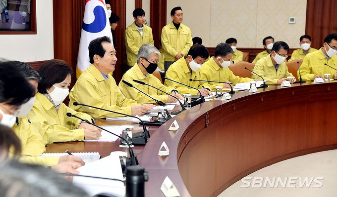 21일 정세균 국무총리가 정부서울청사에서 열린 신종 코로나바이러스 감염증(코로나19) 대응 중앙재난안전대책본부 회의를 주재하며 발언하고 있다. (사진=국무조정실 제공)