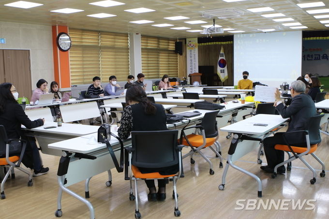 온라인 개학 관련 서천교육지원청 회의 장면