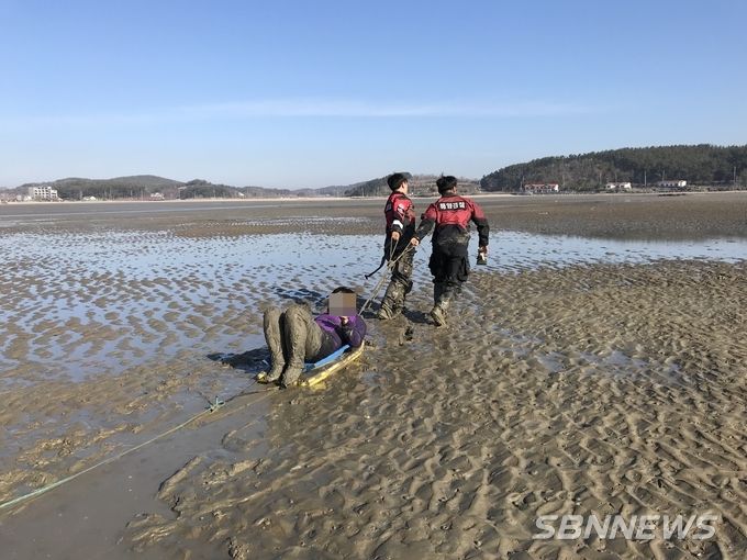 서천 선도리 갯벌 고립객 구조 장면 (사진=보령해경)