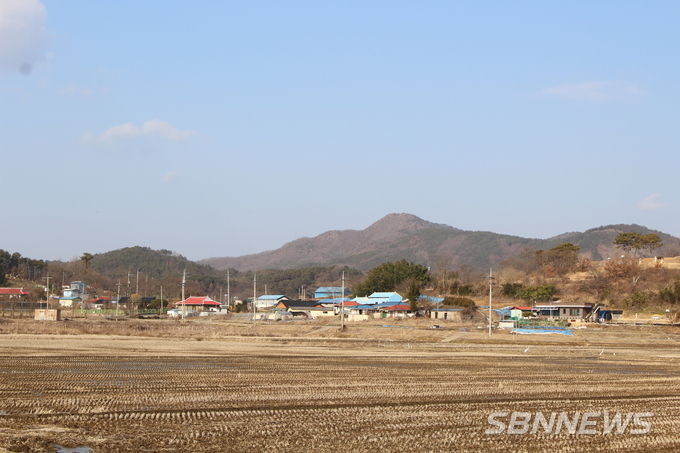 산애재(왼쪽 지붕이 검은 집) 앞에서 바라본 천방산