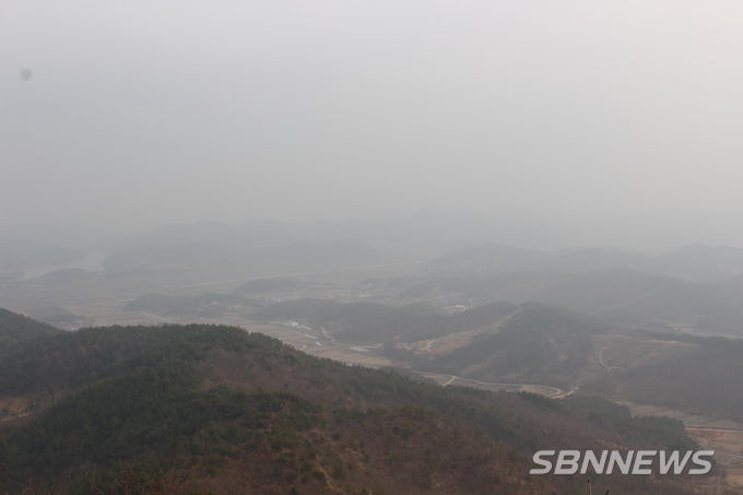 황사에 묻힌 천방산 아래 풍경