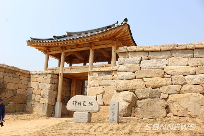 복원되고 있는 서천읍성 동문