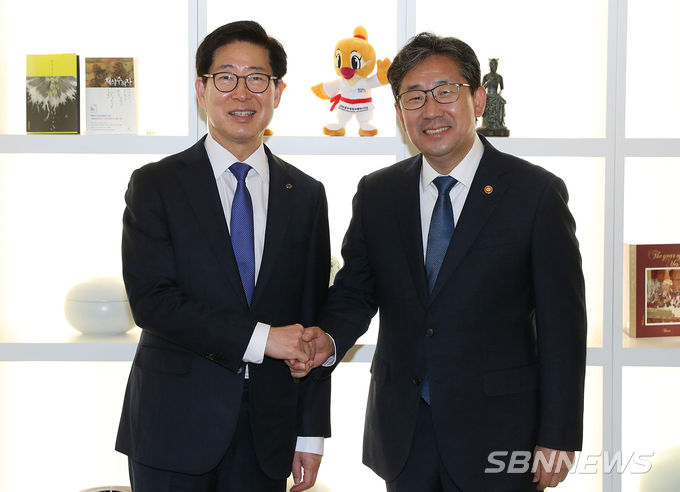 양승조 충남지사(왼쪽)가 박양우 문화체육관광부 장관을 만나 악수를 나누고 있다 (사진=충남도)