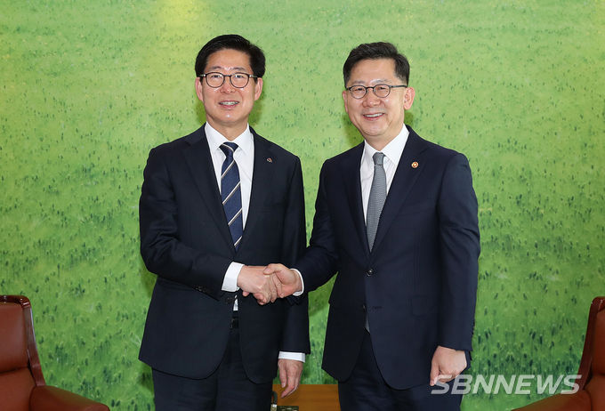 김현수 장관(오른쪽)을 만나 악수를 나누는 양승조 충남지사(왼쪽) 사진=충남도