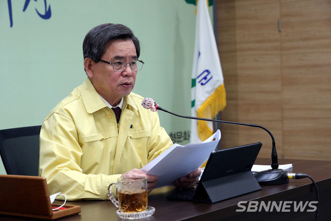 코로나 관련 브리핑을 갖고 있는 노박래 서천군수 (사진=서천군)