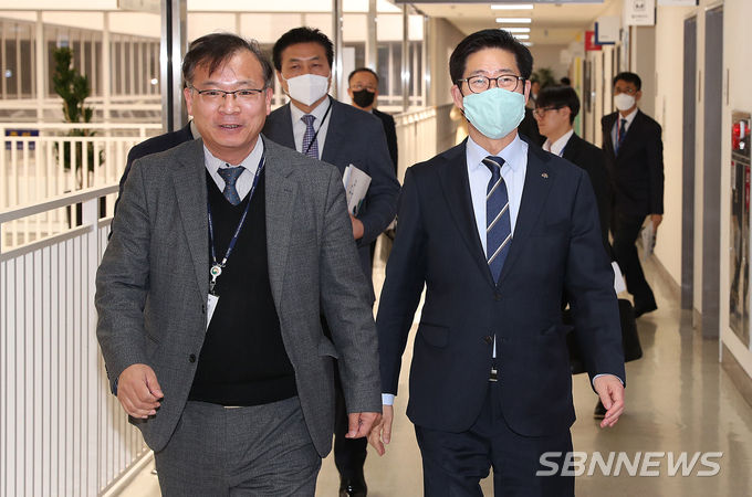 사진 오른쪽 양승조 충남지사 (사진=충남도)