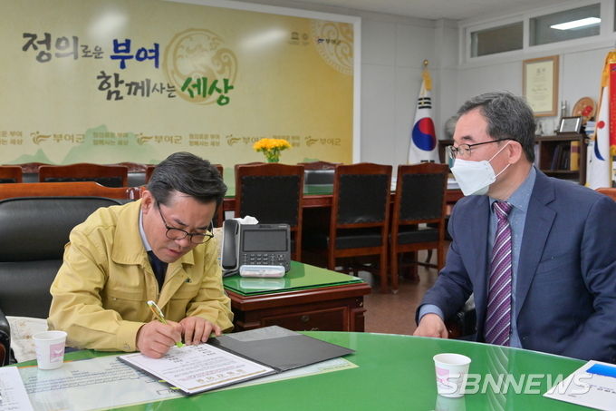 서명하고 있는 박정현 부여군수 (사진=부여군)