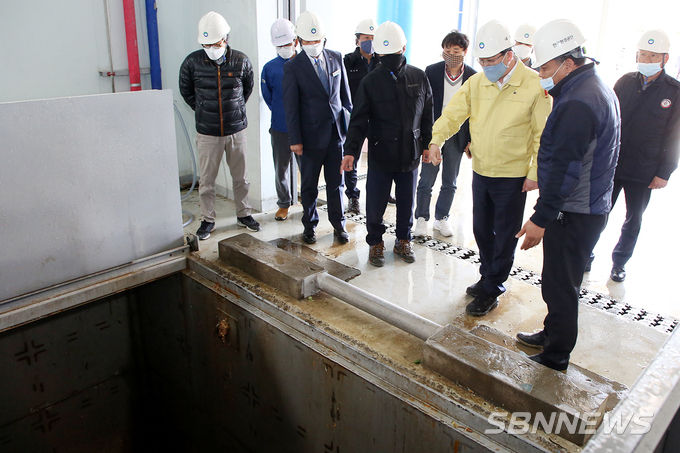 시설 점검에 나선 노란 상의를 입은 맹정호 서산시장 (사진=서산시)