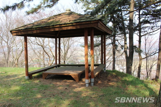 금강하굿둑 전망대로 오르는 길의 쉼터