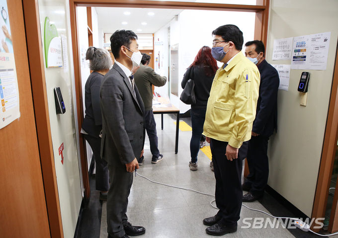 맹정호 서산시장이 접수 현장을 점검하는 모습 (사진=서산시)