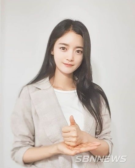 배우 고보결이 덕분에챌린지에 동참했다.