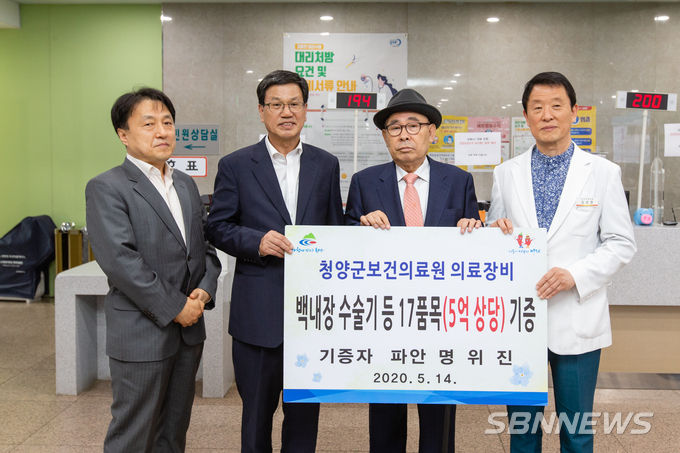 오른쪽 두 번째, 명위진 씨