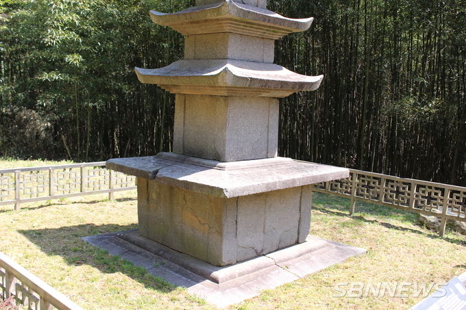 봉남리 삼층석탑의 지대석과 탑신부