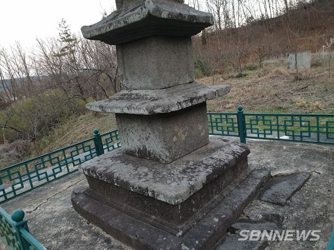 수암리 삼층석탑의 지대석과 탑신부