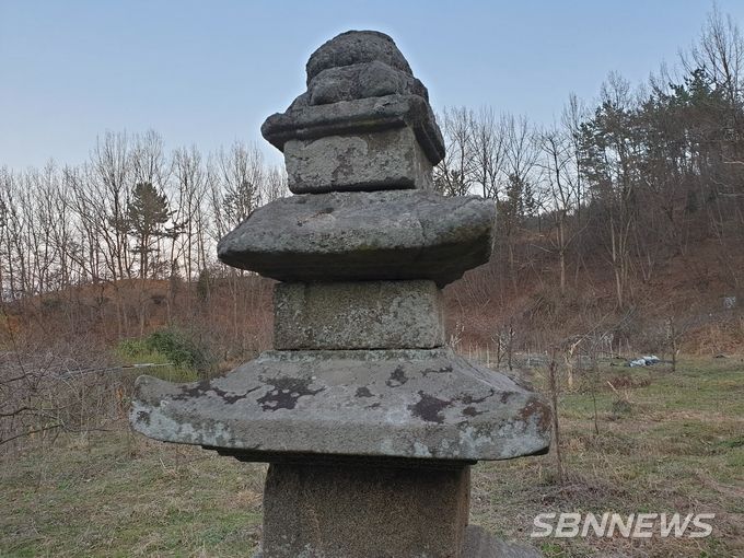 수암리 삼층석탑의 옥개석과 탑신부