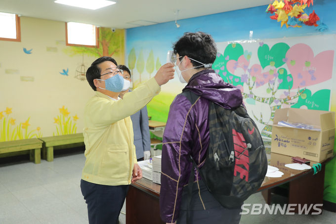 오세현 아산시장이 직접 발열체크를 해보고 있다. (사진=아산시)