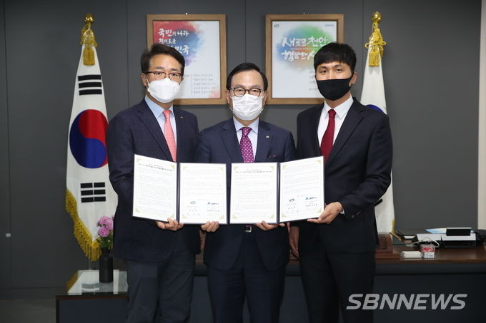 왼쪽부터 한권희 제이비벤처스 공동대표, 박상돈 천안시장, 유상훈 제이비벤처스 공동대표 (사진=천안시)
